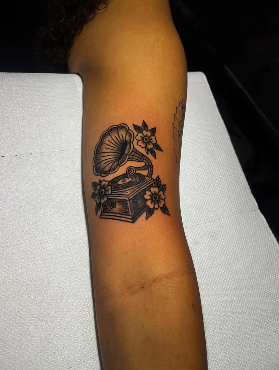 Gramofone em blackwork no braço