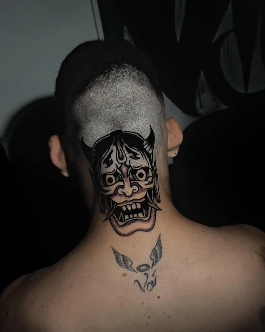 Máscara hannya em blackwork na nuca