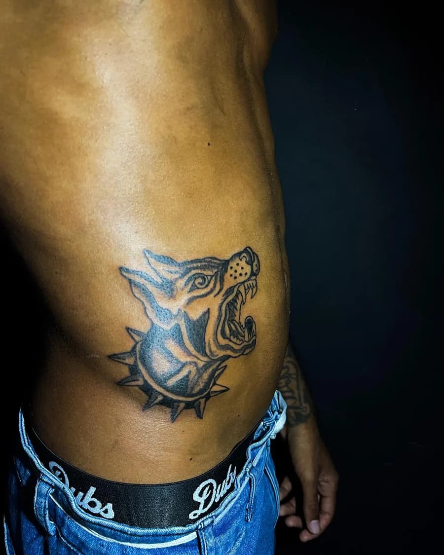 Lobo em blackwork no torso