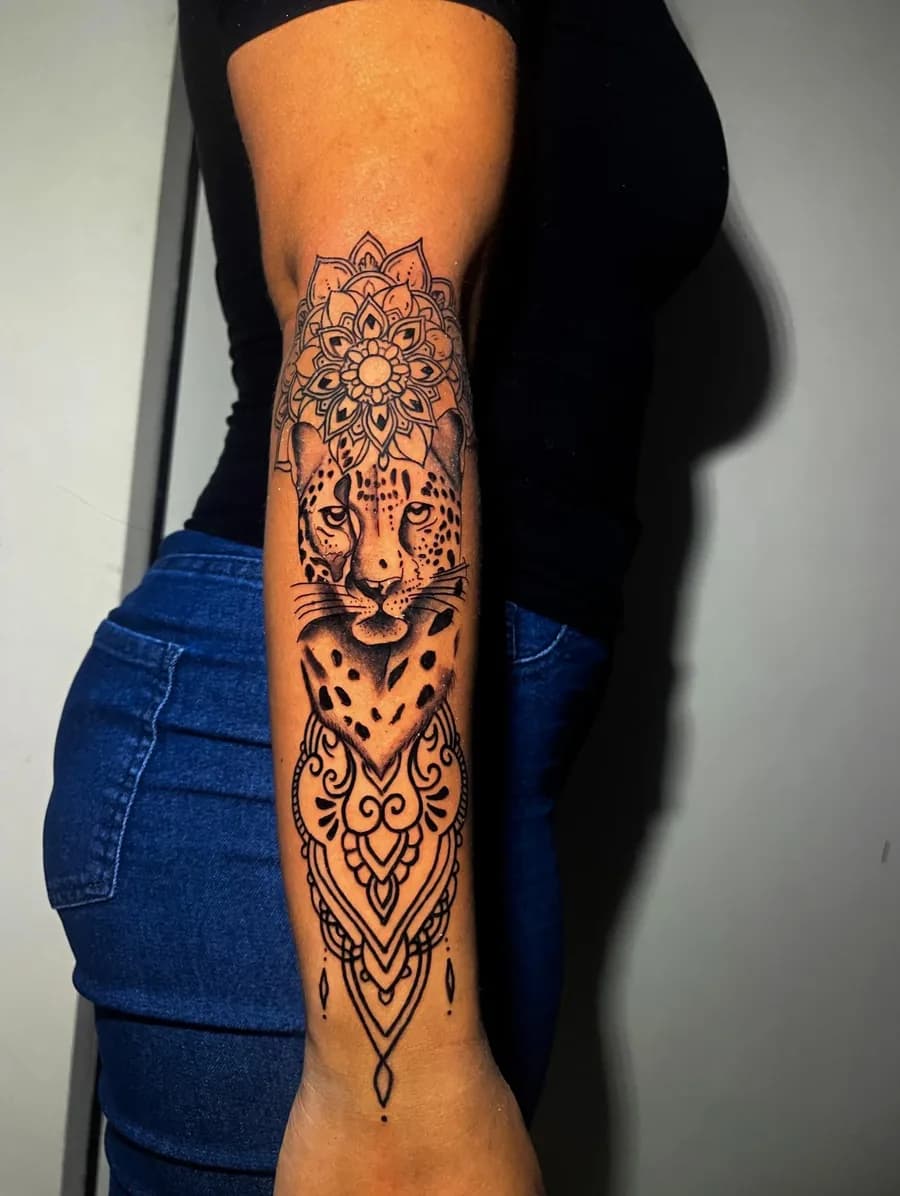 Mandala em blackwork no antebraço