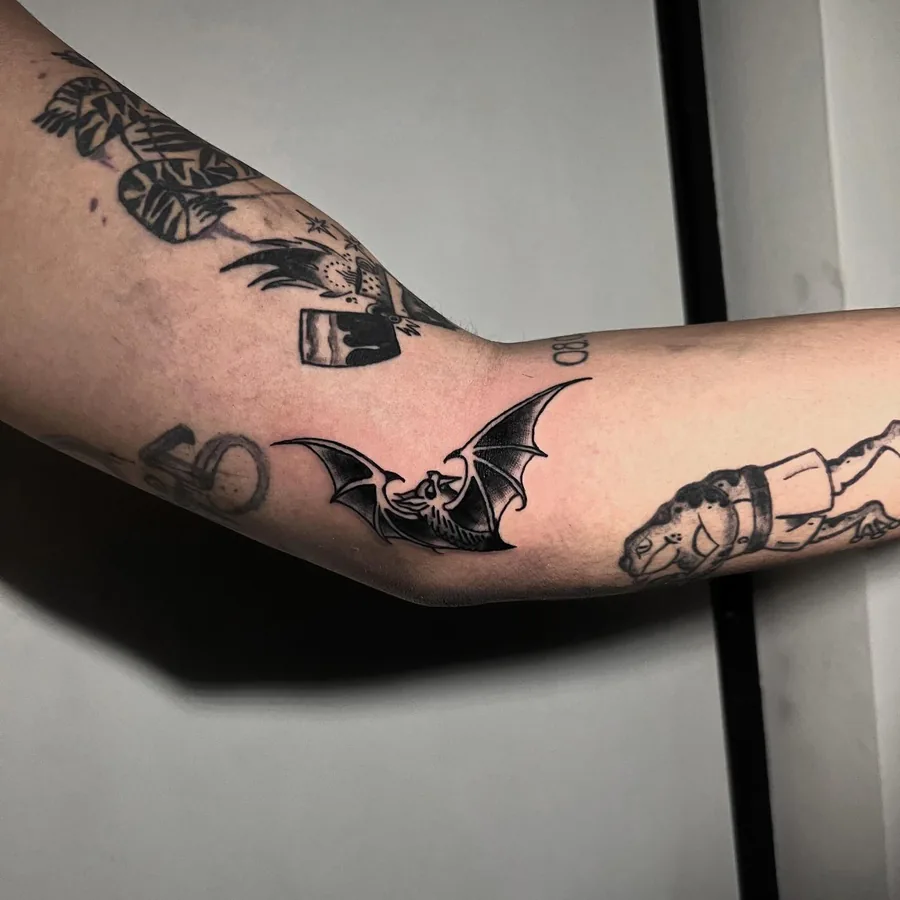 Morcego em blackwork no braço