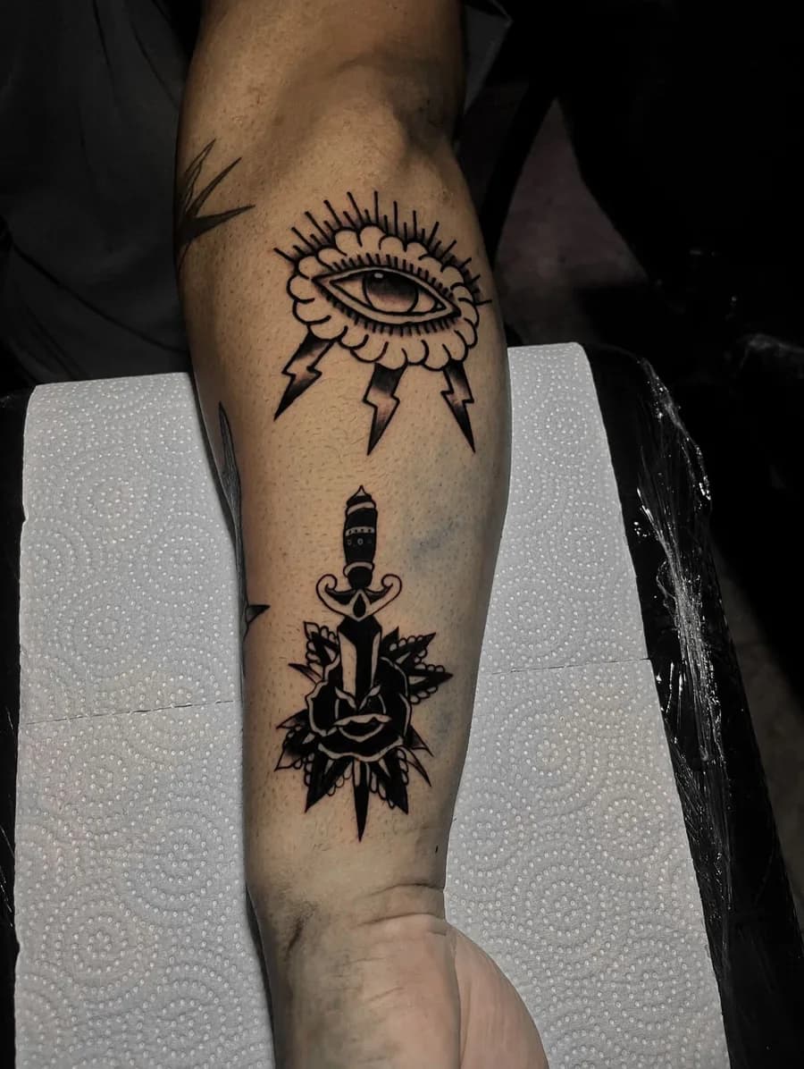 Olho e rosa em blackwork no antebraço