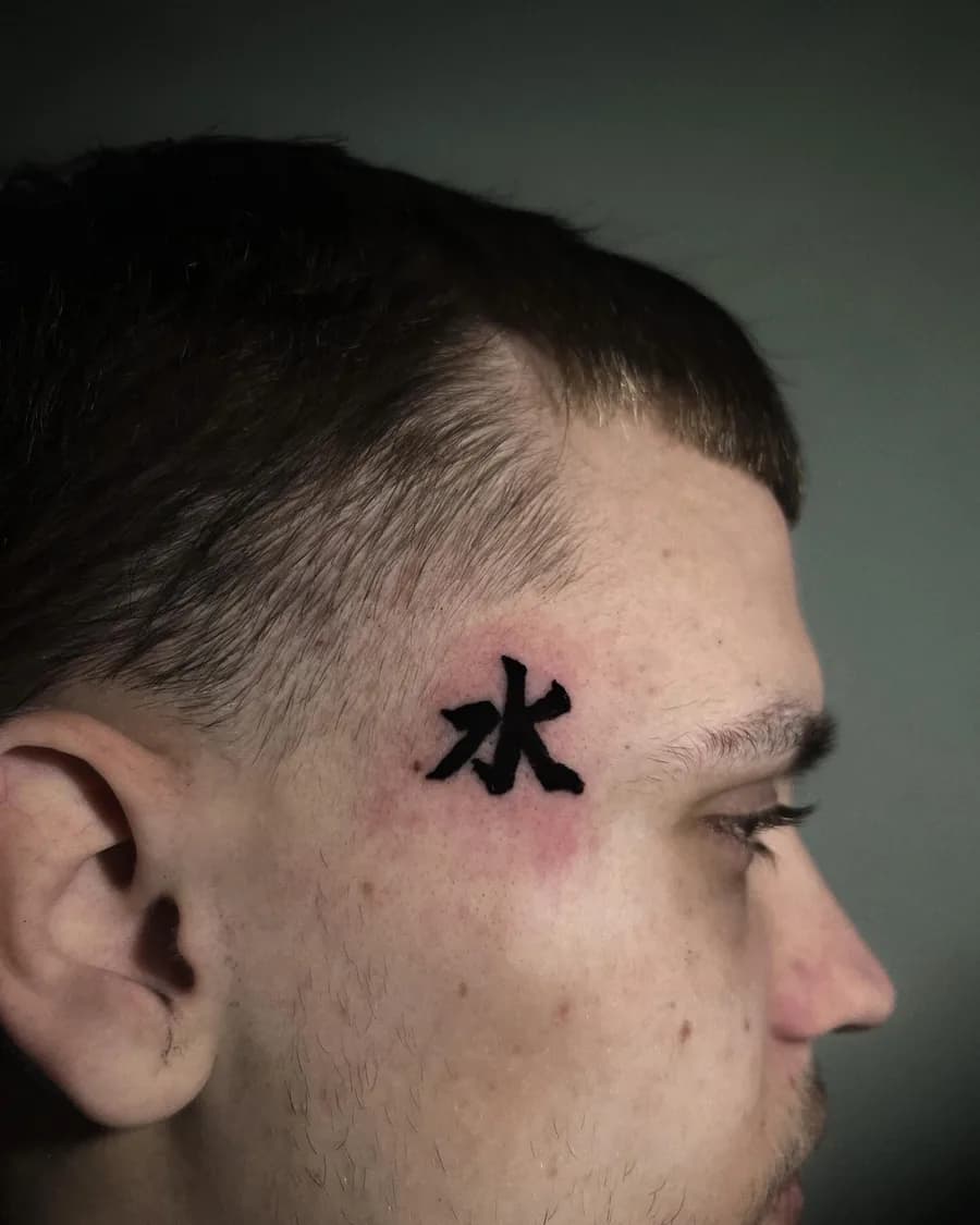 Símbolo em blackwork na têmpora