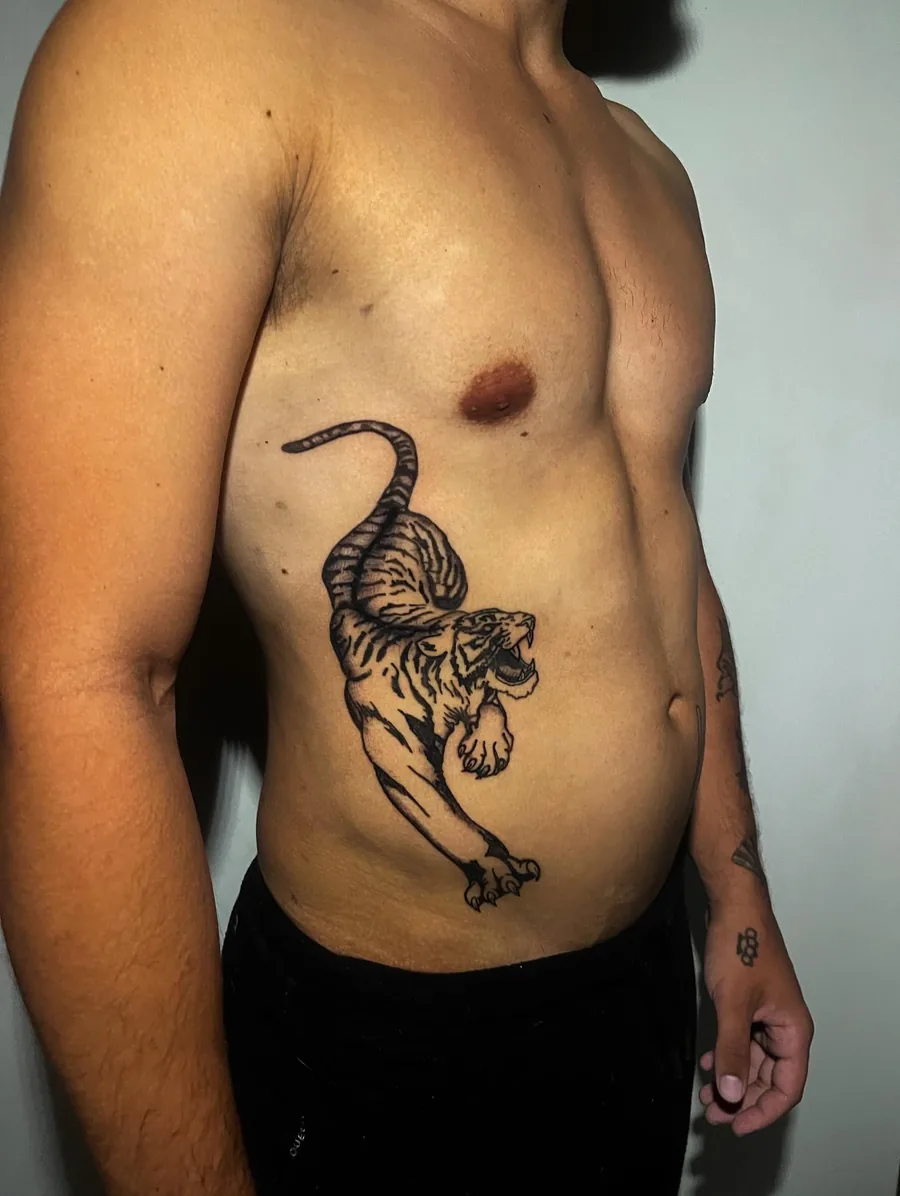 Tigre em blackwork nas costelas